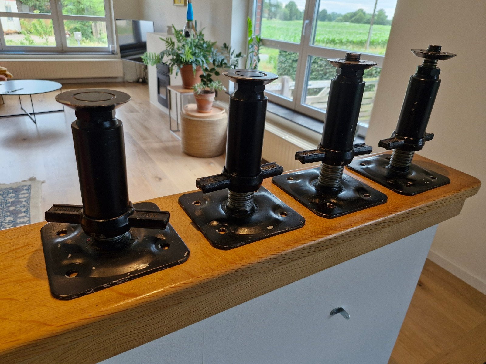 4 verstelbare steunpoten / uitdraaisteunen, Caravans en Kamperen, Kampeergereedschap, Ophalen