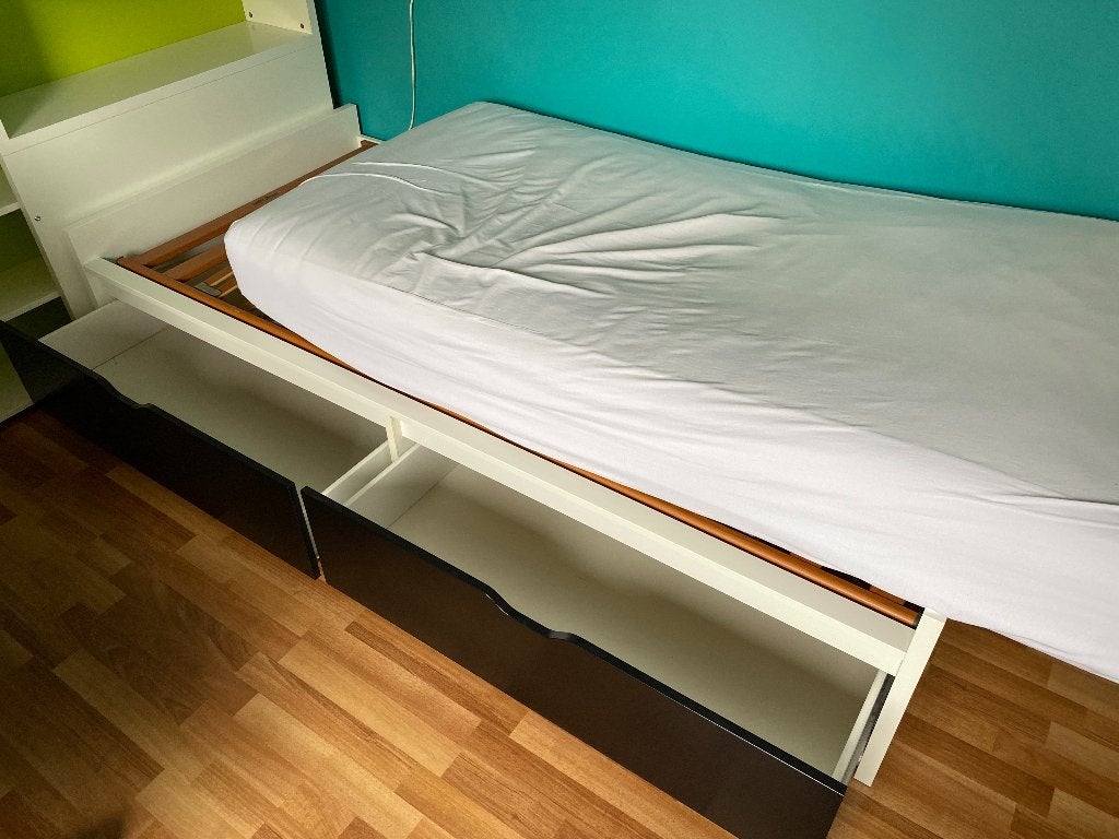Eenpersoonsbed met nachtkast, Huis en Inrichting, Ophalen, 90 cm, Eenpersoons, Wit