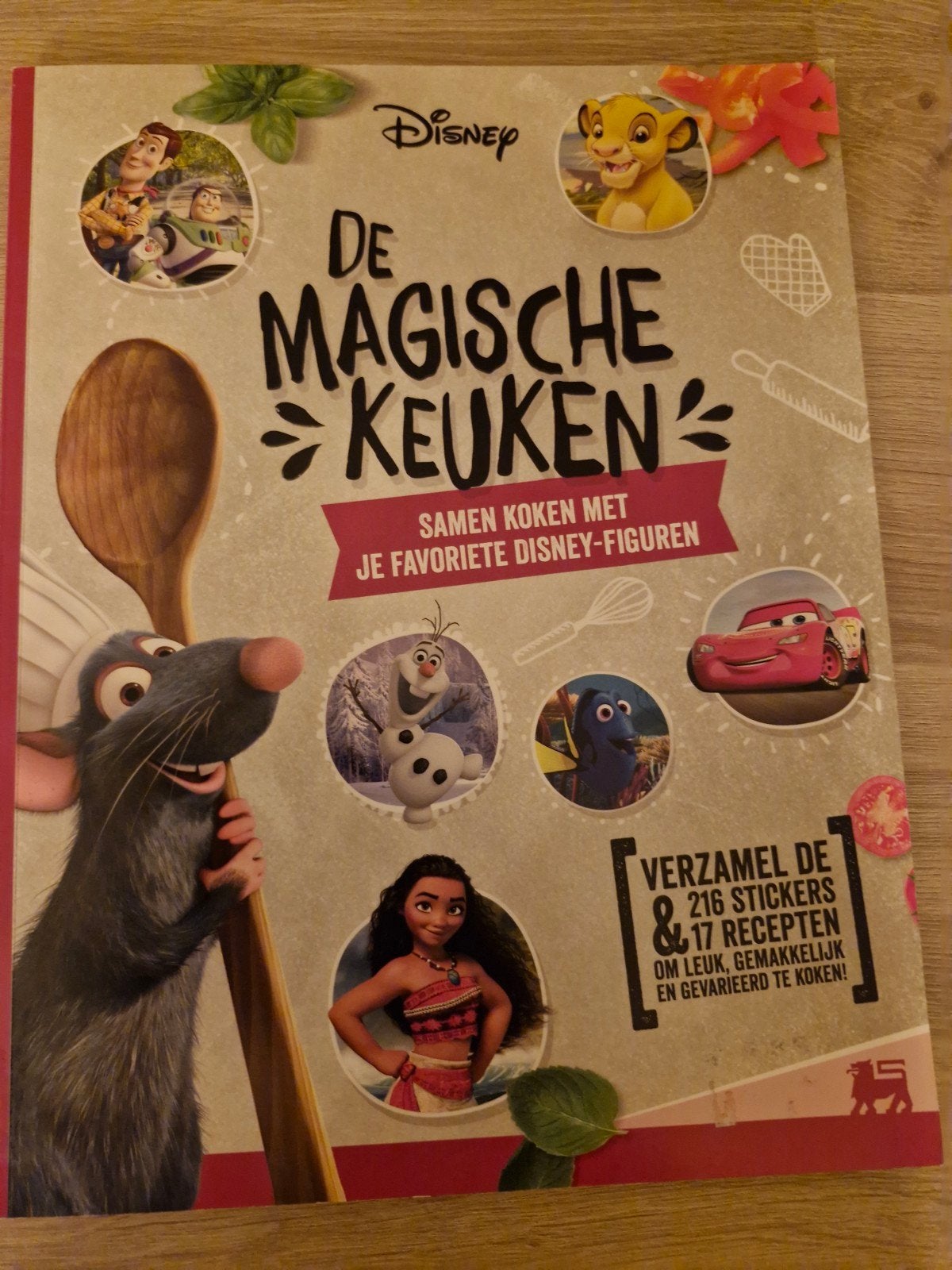 Disney , Stickerboek, De magische keuken, 216 compleet, 2020, Verzamelen, Ophalen of Verzenden, Overige figuren, Zo goed als nieuw