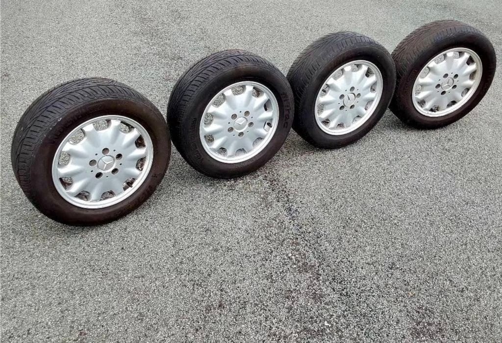 Pneus été 205/60-15 sur jantes alu originales Mercedes, Autos : Pièces & Accessoires, 15 pouces, Pneus et Jantes, Pneus été, 205 mm