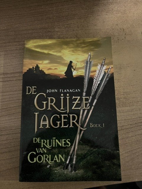 Boek 1 De grijze jager, De ruïnes van Gorlan, John Flanagan, Boeken, Ophalen of Verzenden, Zo goed als nieuw, John Flanagan