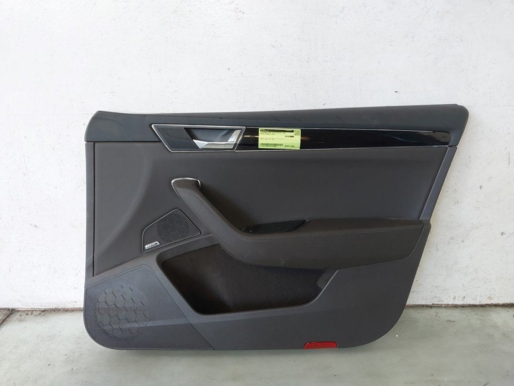 PANNEAU DE PORTE AVANT DROIT Skoda Superb Combi (3V5), Utilisé, Info@skoda-auto.de, Skoda, Max-Planck-Straße  3-5
64331  Weiterstadt, DE