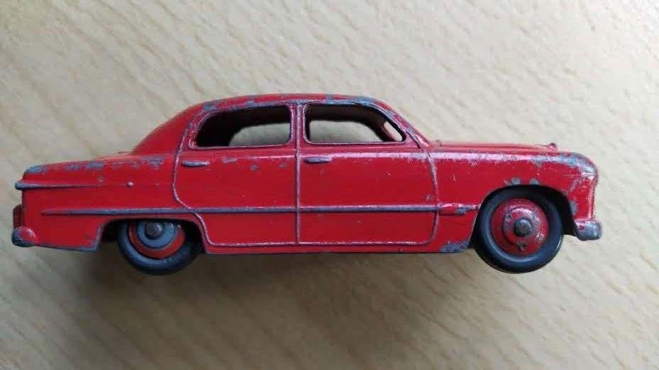 DINKY TOYS ENGLAND, FORD SEDAN, Hobby en Vrije tijd, Ophalen of Verzenden, Gebruikt, Auto, Dinky Toys