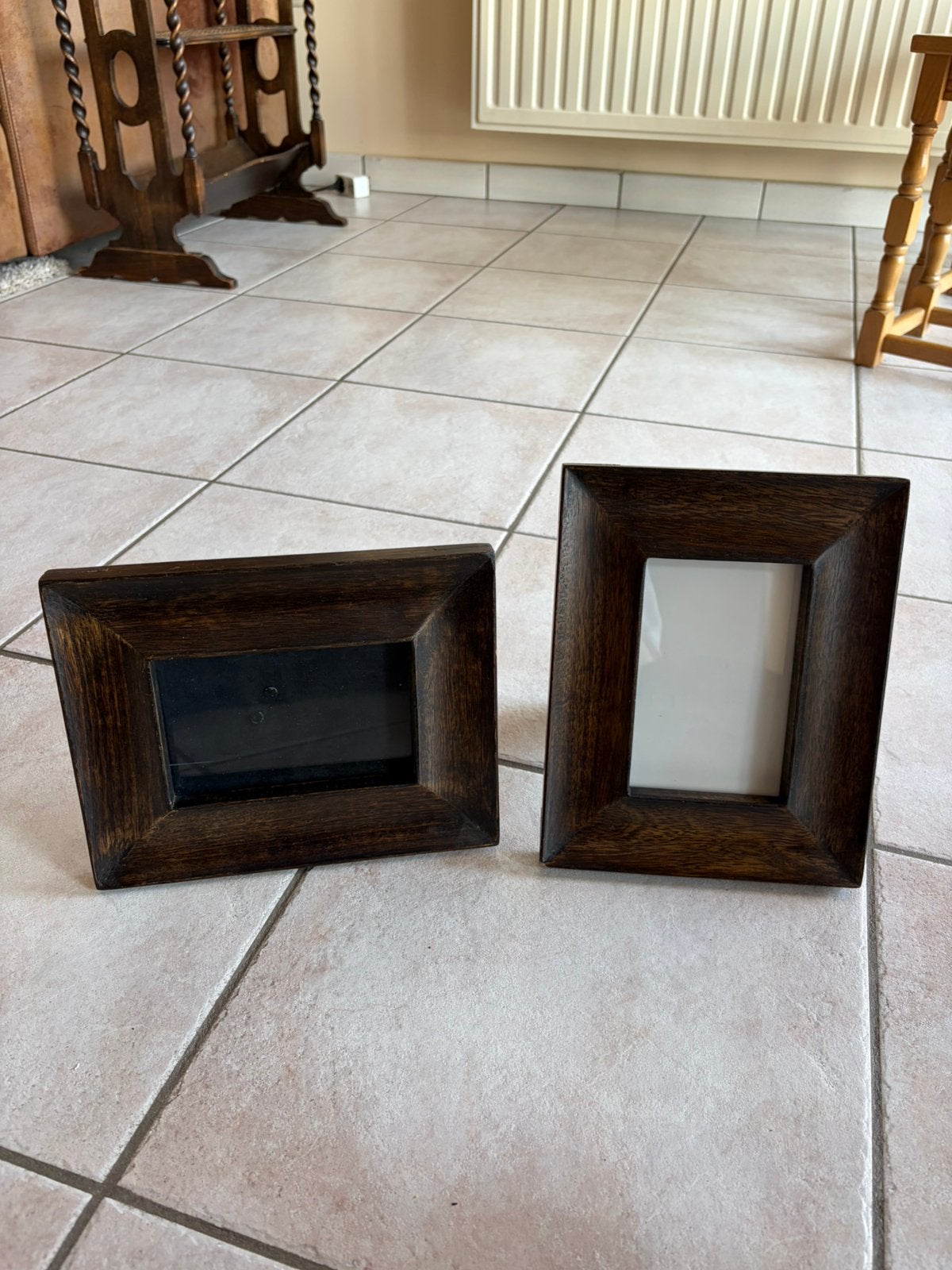 Set van 2 donkerhouten fotolijsten – staand & liggend, Huis en Inrichting, Woonaccessoires | Lijsten, Ophalen, Zo goed als nieuw