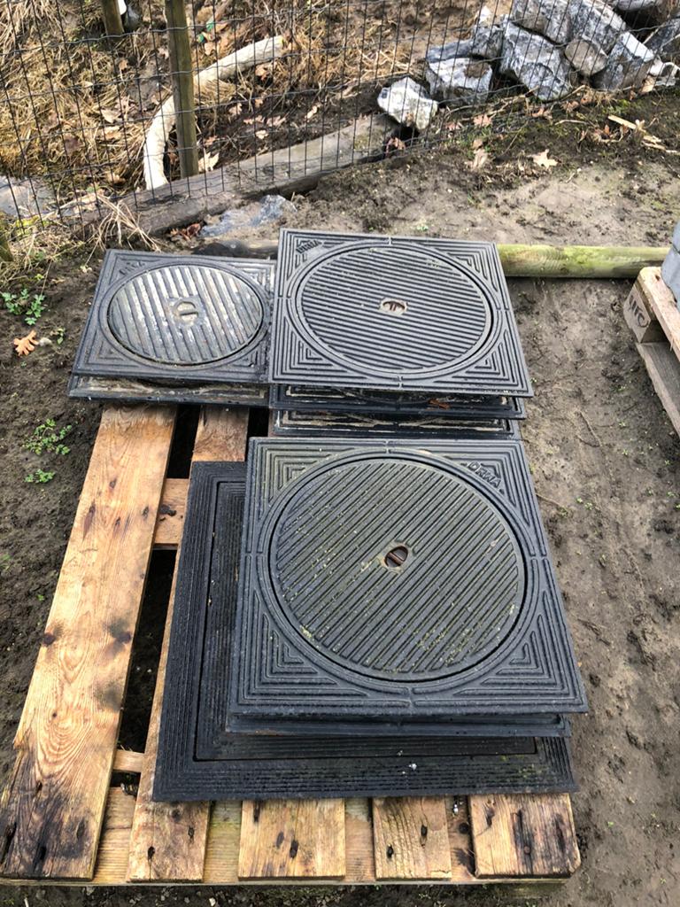 Gietijzeren putdeksels 40x40 en 50x50, Doe-het-zelf en Bouw, Buizen en Afvoer, Ophalen, Zo goed als nieuw, Overige materialen