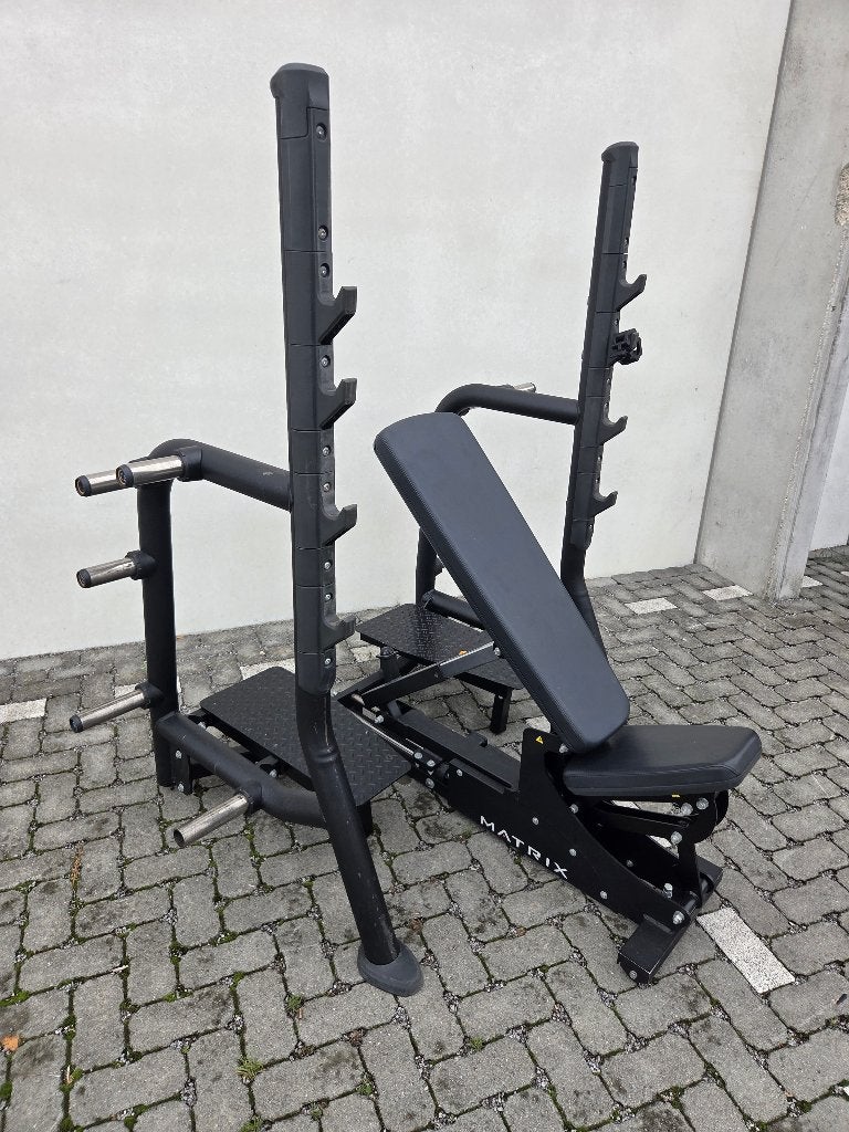 Matrix Fitnessbank met Squatrek - Zo goed als nieuw, Enlèvement, Comme neuf, Bras, Banc d'exercice