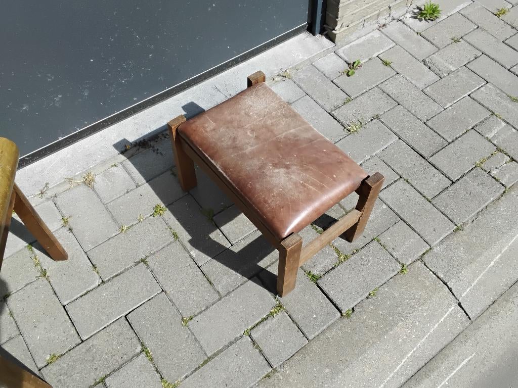GRATIS voetbankje hout leder bekleed, Ophalen, Gebruikt, Hout