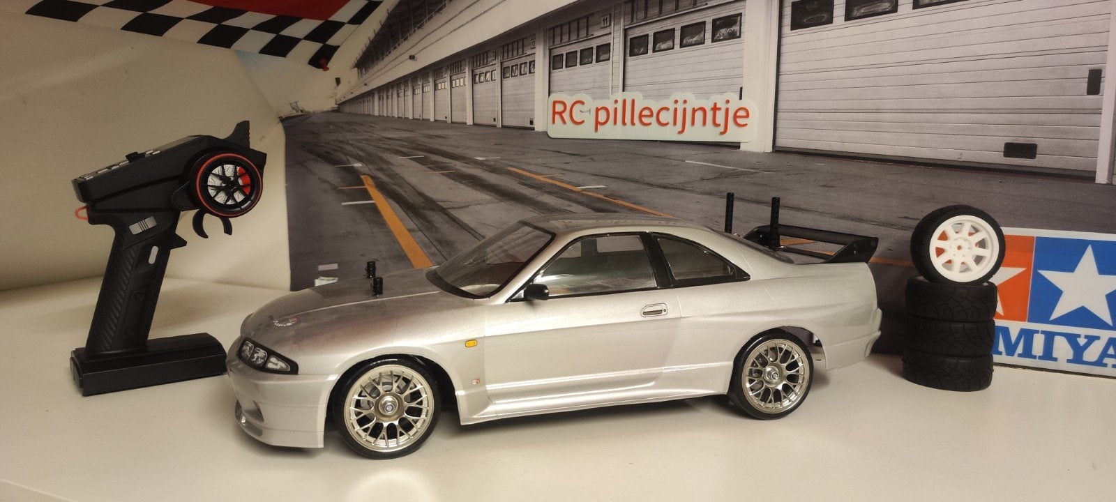 Tamiya nouvelle Nissan Skyline TT02d

la voiture est de cons, Enlèvement ou Envoi