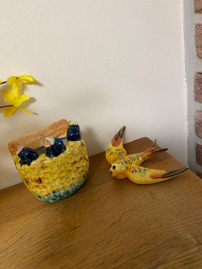 Ancien nid avec oisillons et hirondelles jaune, Enlèvement ou Envoi