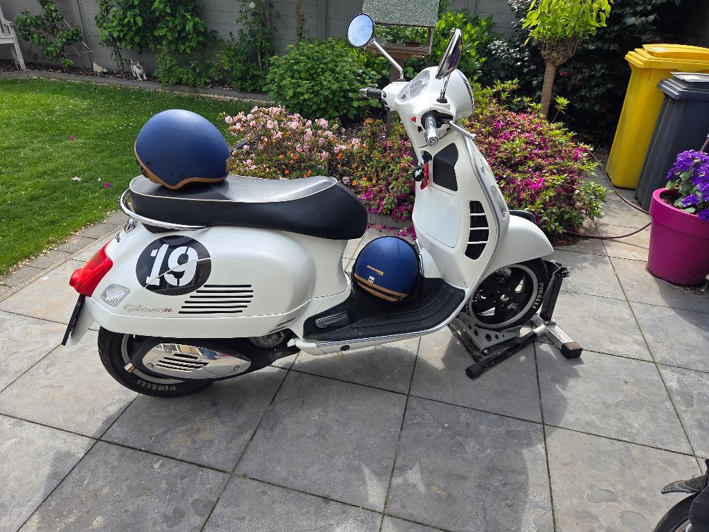 vespa 300 GTS, Motoren, Motoren | Piaggio, Particulier, Super Sport, 12 t/m 35 kW, 1 cilinder, Occasion, Ophalen