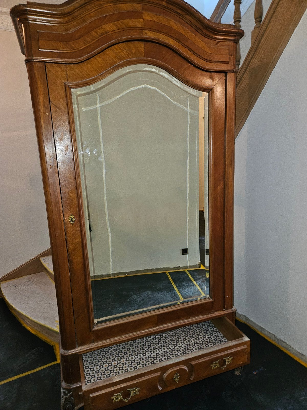 Spiegelkast, Ophalen