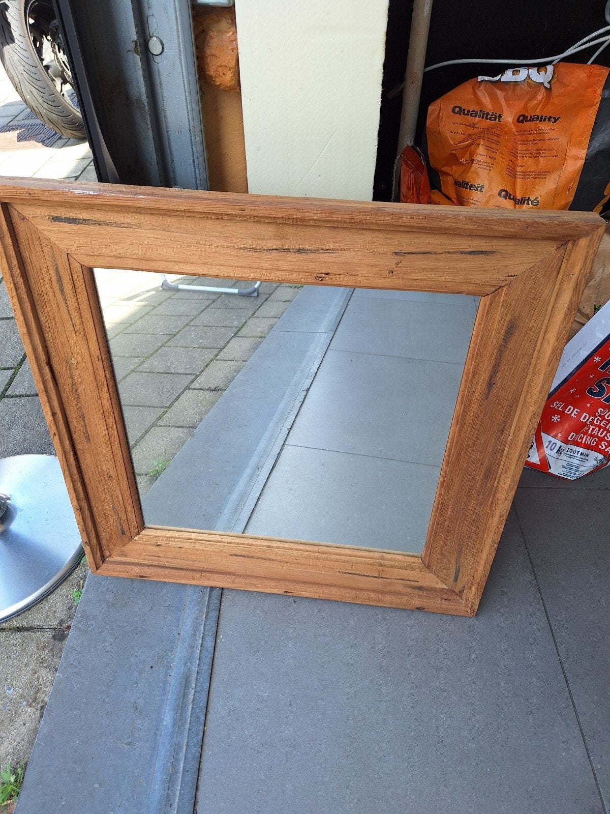 Houten contourspiegel, Ophalen