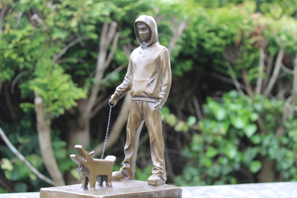 de jongen en de hond in brons gesigneerd, BANKSY., Ophalen of Verzenden, Brons