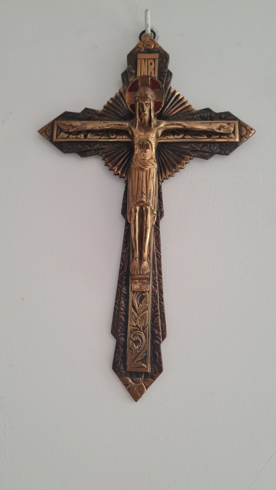 Kruisbeeld van messing in art deco, Antiek en Kunst