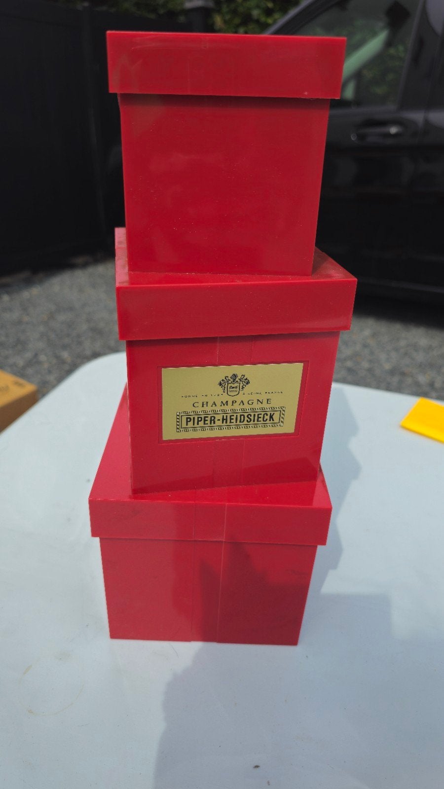 Piper Heidsick champagne box, Enlèvement