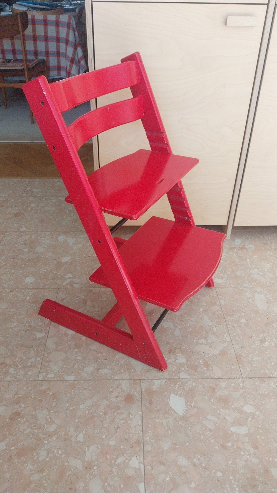 chaise Stokke, Enlèvement