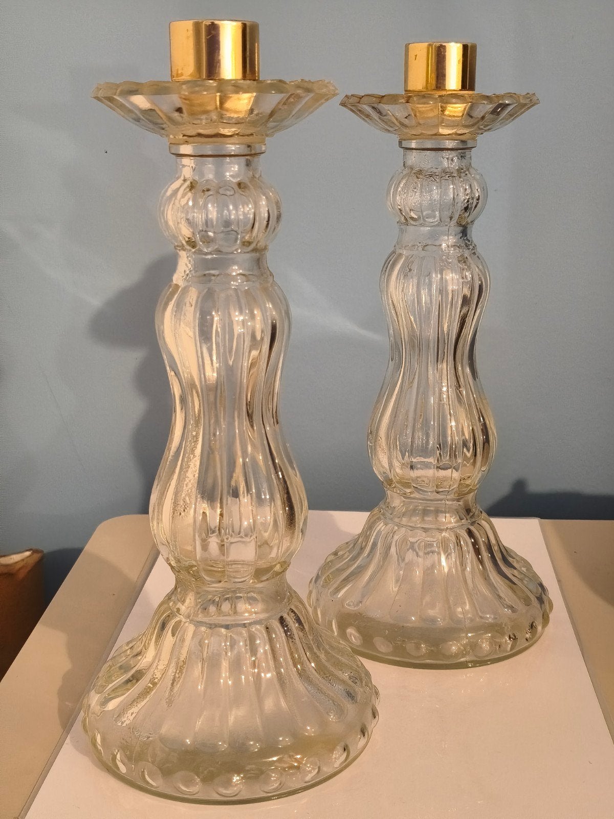 2 oude vintage en glazen kandelaars/flessen voor verzamelaar, Antiek en Kunst, Verzenden, Glas