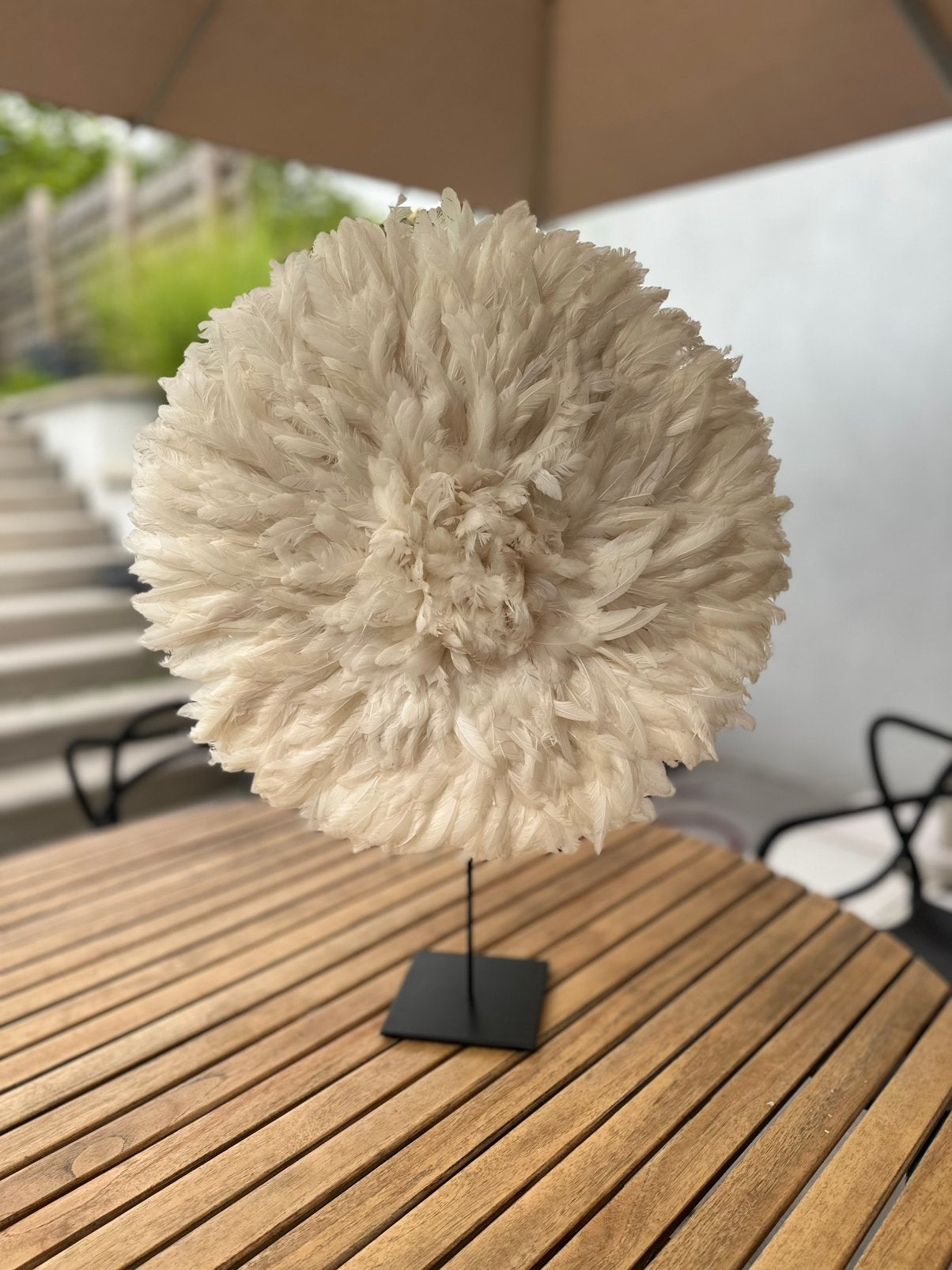 Juju Hat artisanal en plumes – Ø 50 cm – avec support, Enlèvement, Comme neuf, Blanc