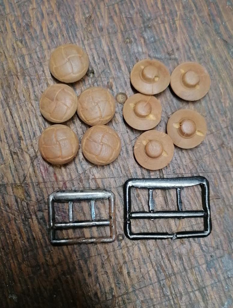 WO2 WO1 houten knopen en militaire gespen, Verzamelen, Verzenden, Overige soorten, Overige typen