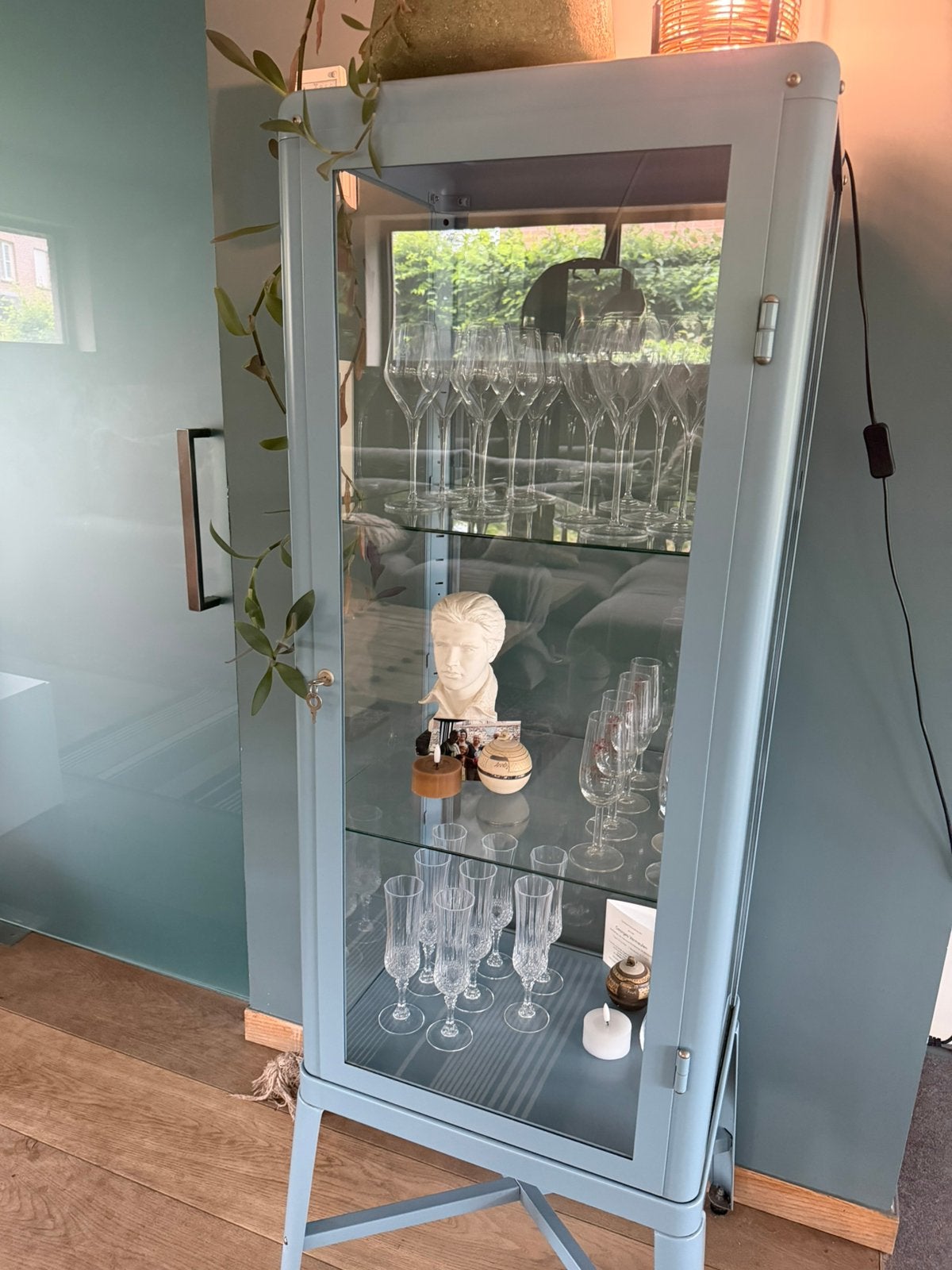 Glazen Ikea kastje in blauw, Ophalen, Zo goed als nieuw, Tijdloos