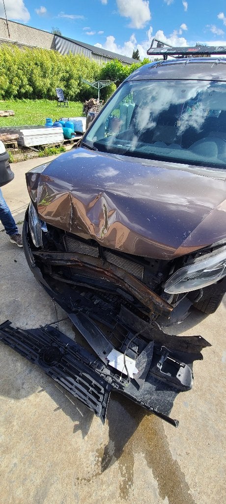 Volkswagen Caddy Schadewagen Herstel gezocht of te koop, Auto's, Voorwielaandrijving, Caddy Combi, Bruin, Particulier