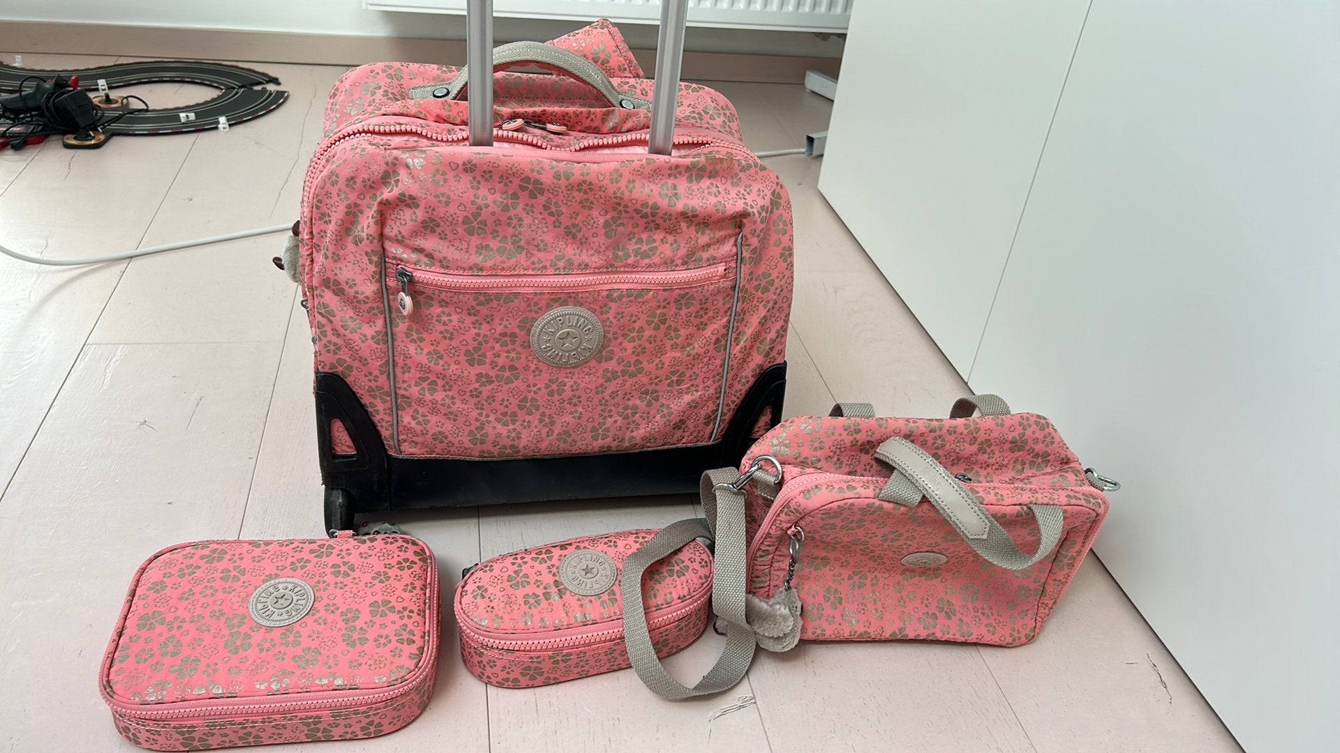 Set de 4 pieces Kipling cartable et autres, Handtassen en Accessoires, Ophalen, Gebruikt