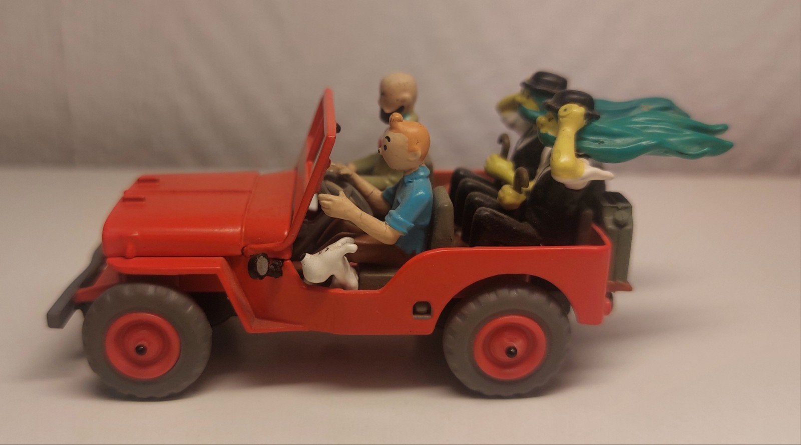 Voiture TINTIN Atlas 1/43 'La Jeep rouge sur la couverture d, Collections, Enlèvement ou Envoi, Tintin, Comme neuf, Statue ou Figurine