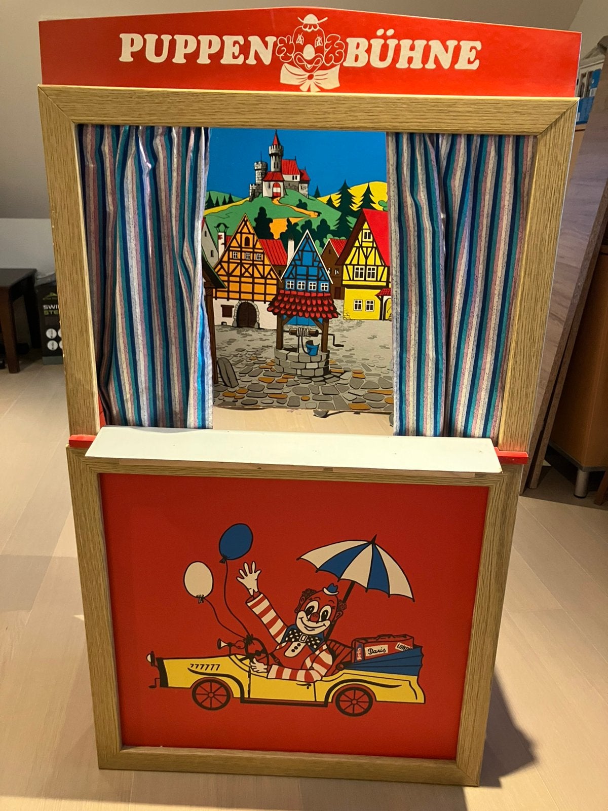 GRATIS poppenkast, Enlèvement, Comme neuf