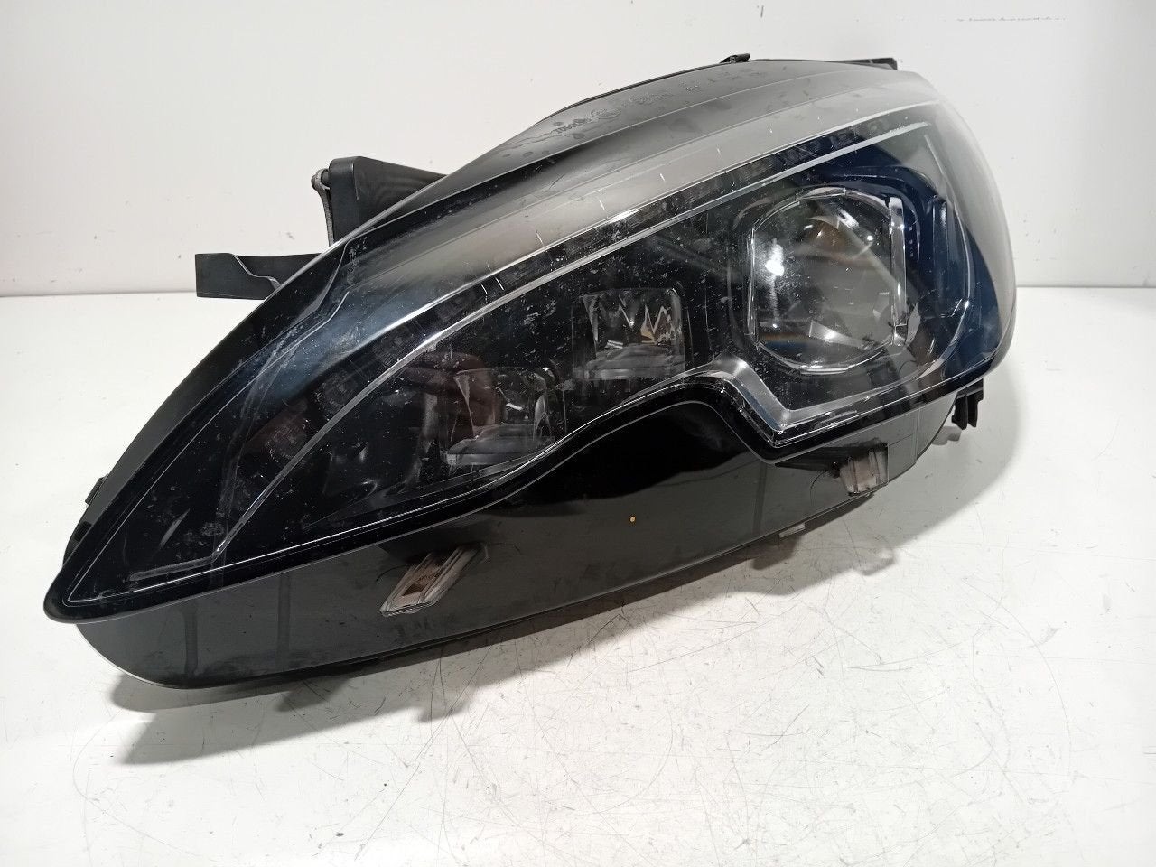 Koplamp links Peugeot 308, Onderdelen@venauto.nl, Van der Ven Autorecycling B.V., Ettenseweg 76, 4706 PB Roosendaal, The Netherlands