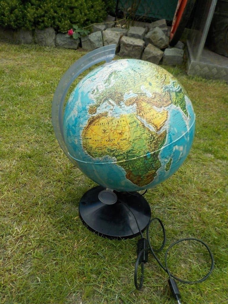 Wereldbol met verlichting, Ophalen
