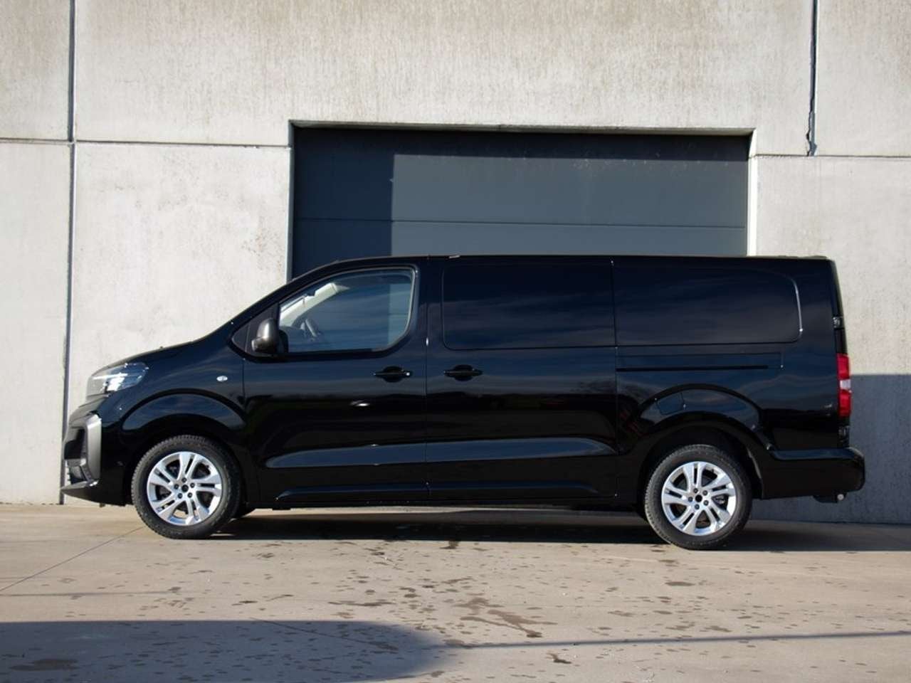 Opel Vivaro DC 5 ZIT 2.0 AT8 180PK |LEDER|KEYLESS|TREKHAAK|, Autos, Camionnettes & Utilitaires, Achat, Entreprise, Noir, 0 cylindres