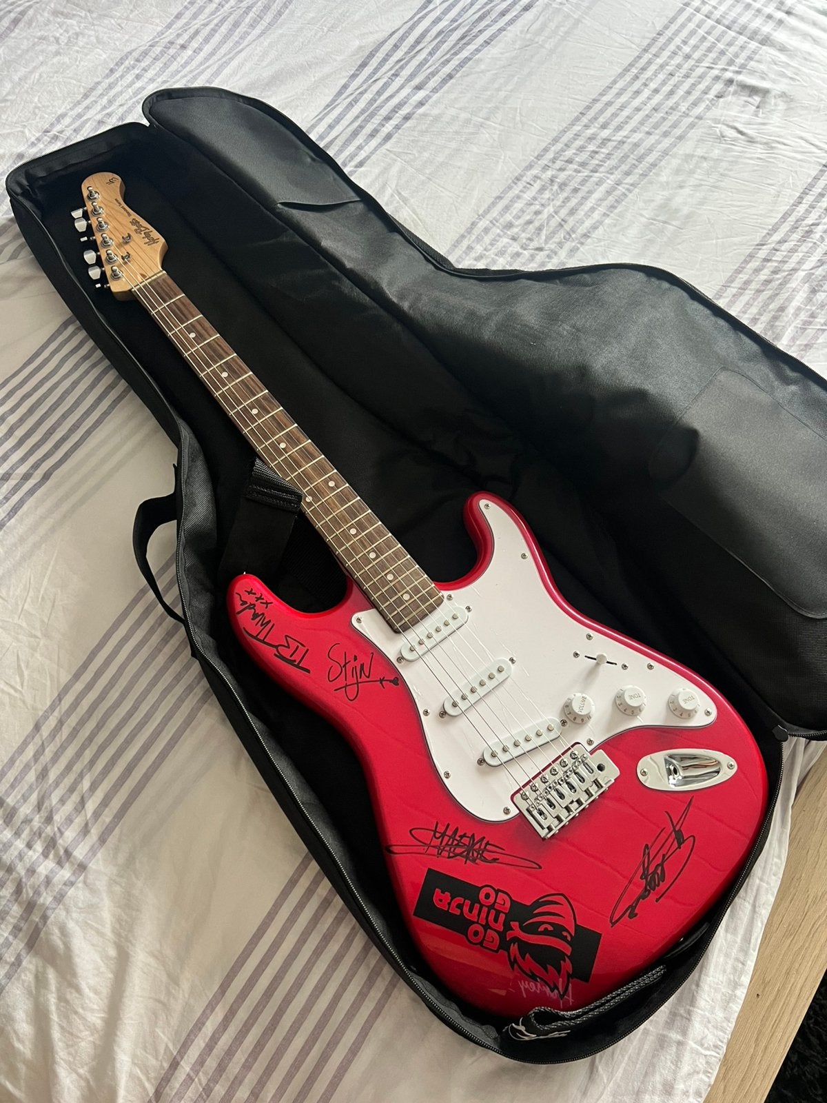 Guitare électrique (signée), Enlèvement, Comme neuf