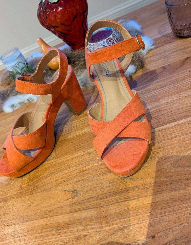 Oranje hakken, Enfants & Bébés, Vêtements enfant | Chaussures & Chaussettes, Blue box, Comme neuf, Enlèvement, Chaussures