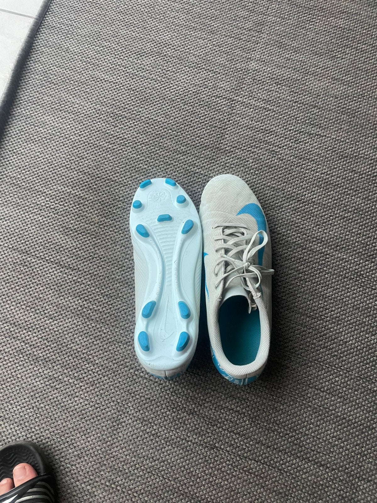 Voetbalschoenen, Sport en Fitness, Hockey, Ophalen, Zo goed als nieuw