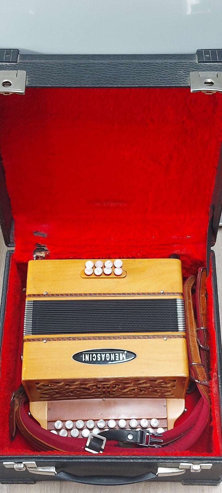 Diatonische accordeon Mengascini 2-rijer, Muziek en Instrumenten, Gebruikt, Overige formaten, Met koffer, Knopaccordeon