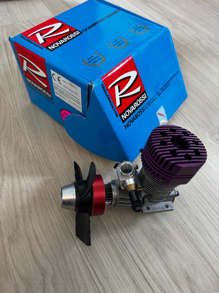 Nova rossi 60 nitro motor, Ophalen of Verzenden, Zo goed als nieuw, Overige schalen, Nitro