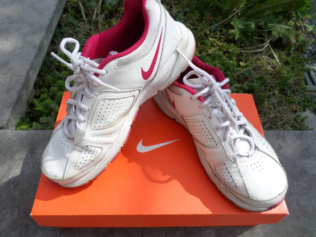 Baskets Nike fille blanches roses très bon état lacets 38,5, Enlèvement ou Envoi, Utilisé, Chaussures