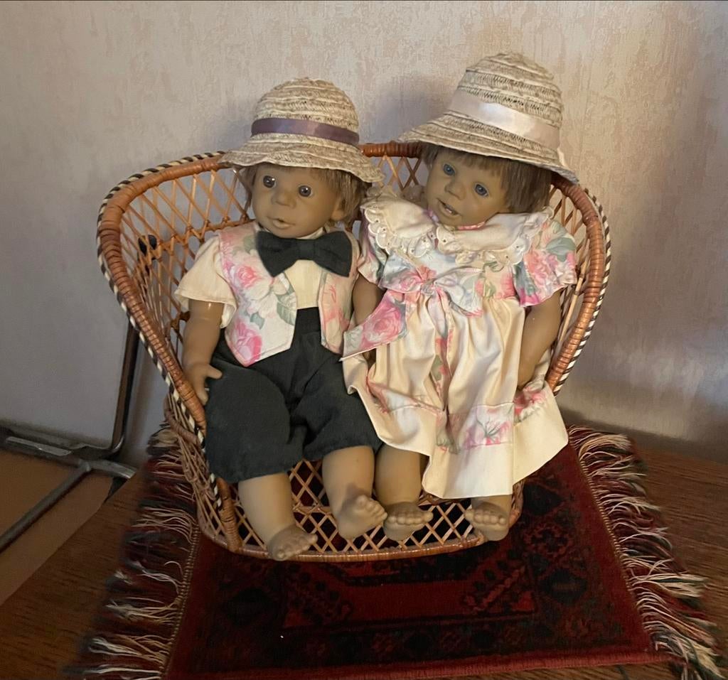 Twee retro poppen in zeteltje, Ophalen of Verzenden, Gebruikt