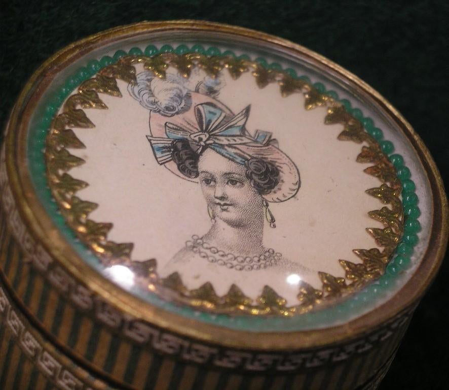 ANCIENNE BOITE A DRAGEES/MINIATURE SUR LE COUVERCLE, Enlèvement ou Envoi
