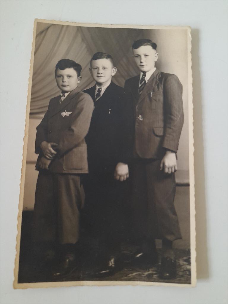 Postkaart - studioportret 3 broertjes,  1920-1930, Verzamelen, Ophalen of Verzenden, 1920 tot 1940, Ongelopen