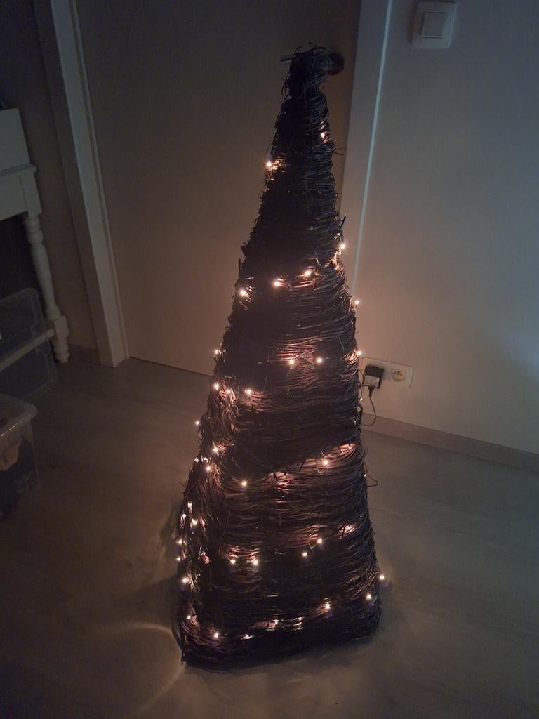 kerstboom uit takken met lichtjes, Diversen, Kerst, Ophalen, Zo goed als nieuw