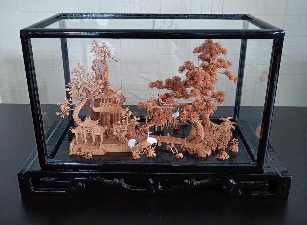 Diorama chinois sculpté en liège dans une vitrine en verre., Enlèvement ou Envoi