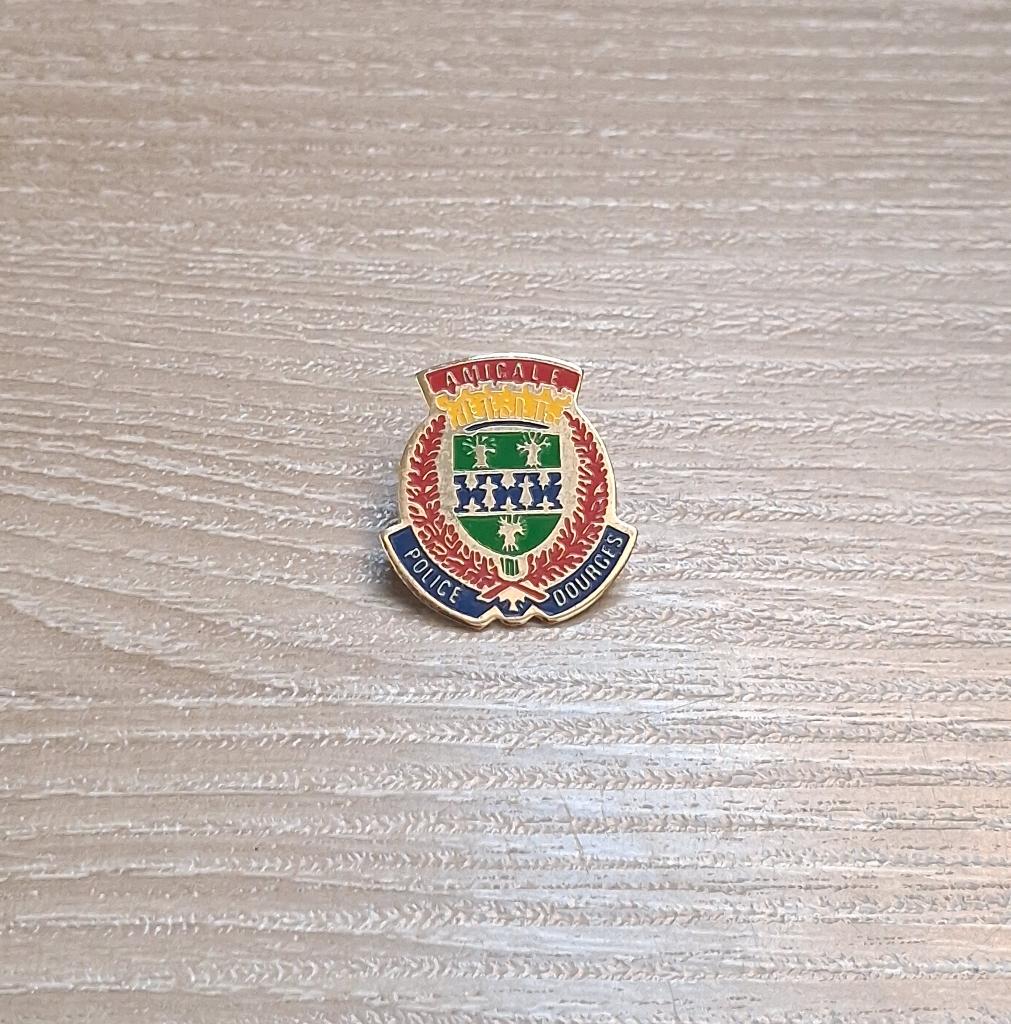 PIN - AMICALE POLICE DOURGES - POLITIE, Collections, Envoi, Utilisé, Autres sujets/thèmes, Insigne ou Pin's
