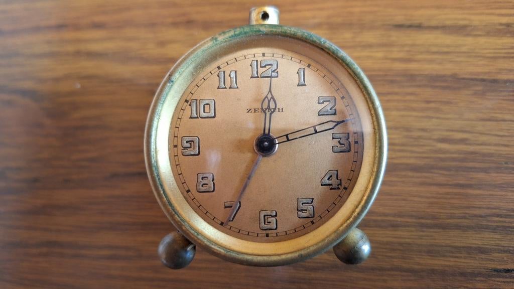 Antiek reiswekkertje Zenith nummer 29187, Ophalen