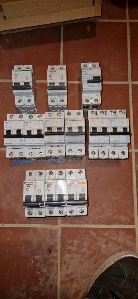 Lot de disjoncteur et 1 différentiel 30mA, Bricolage & Construction, Électricité & Câbles, Enlèvement ou Envoi, Comme neuf