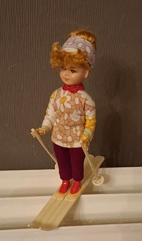 Een vintage of antieke pop op ski’s, Ophalen of Verzenden, Zo goed als nieuw, Pop