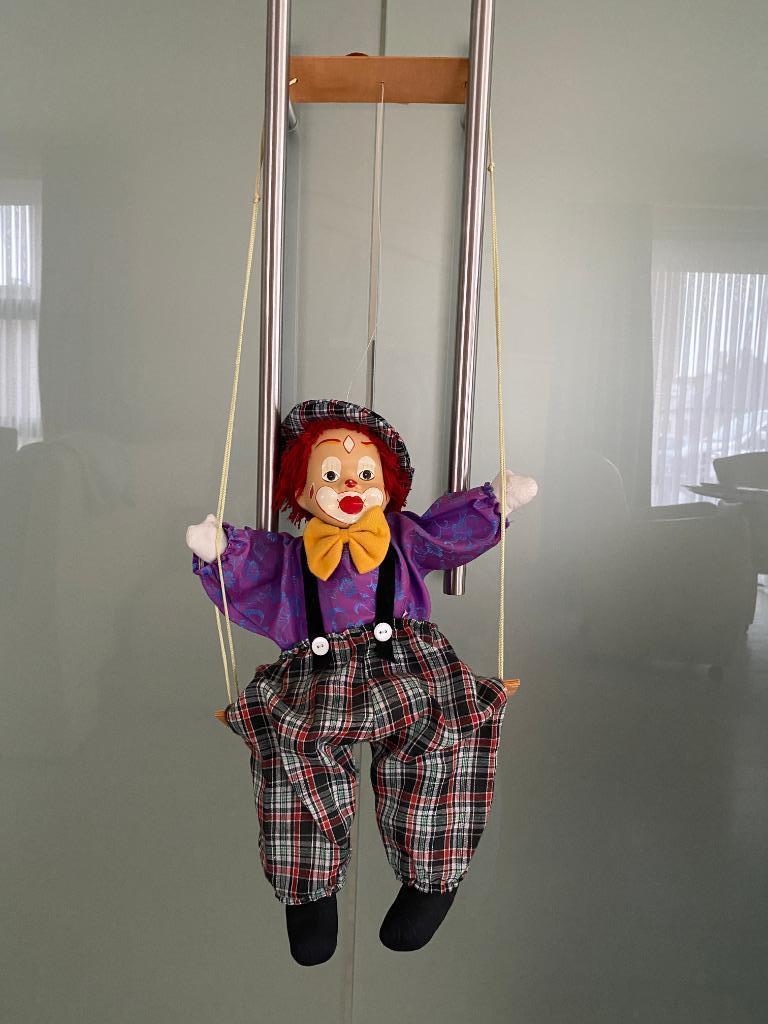 Clown op schommel, Verzamelen, Poppen, Ophalen of Verzenden, Gebruikt, Pop
