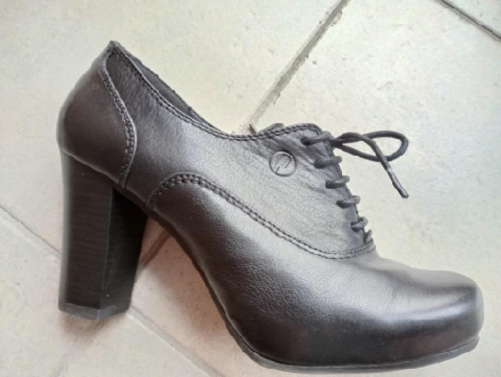 Chaussures noires à semelle haute (cuir - 40), Neuf, Escarpins, Enlèvement, Piure