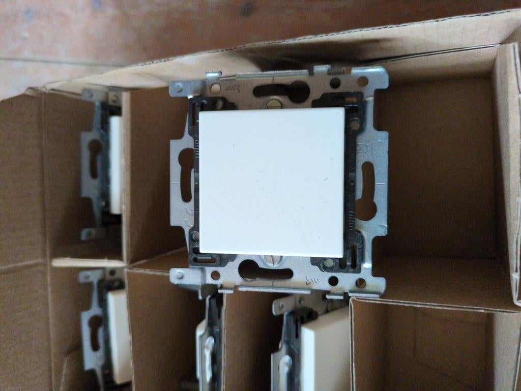6x Niko cache-trou socle white, Enlèvement, Comme neuf