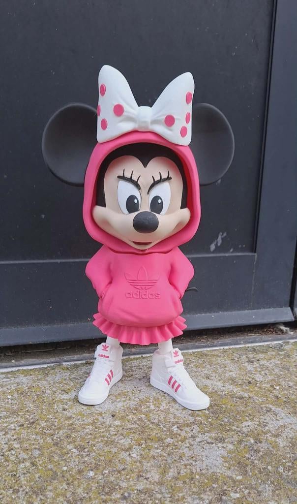 Minnie Mouse 3D geprint beeld in girly pink Adidas outfit., Verzamelen, Ophalen of Verzenden, Overige figuren, Nieuw, Beeldje of Figuurtje
